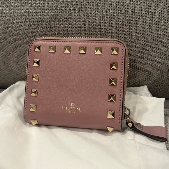 New Valentino Garavani Pink Mauve Wallet with Gold Studs - Picture 2 of 12